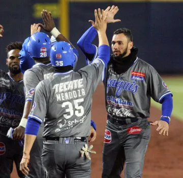 TWITTER @YAQUIS_OFICIAL Jugadores de Obregón durante un partido de Playoffs