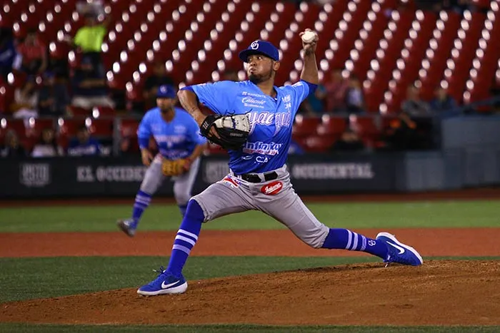 Zazueta, en un partido de los Yaquis