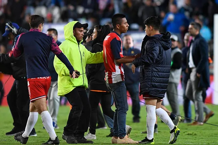 Fan saluda a Chofis López