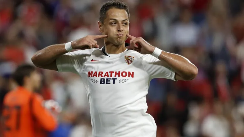 Chicharito Hernández festeja un tanto con Sevilla