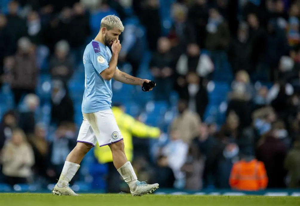 Kun Agüero sale cabizbajo tras el partido ante el Crystal