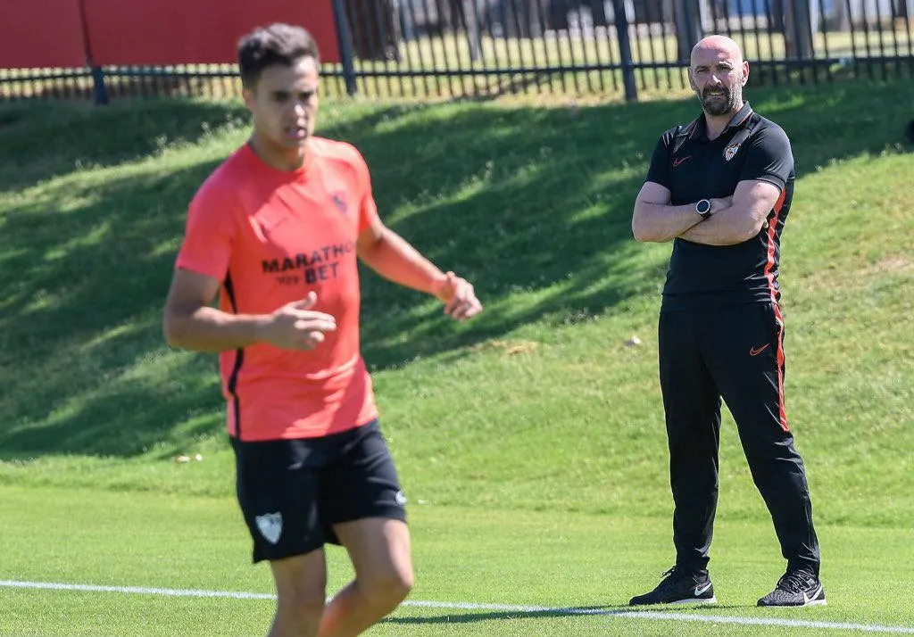 TWITTER @LEONSFDO Monchi durante un entrenamiento del Sevilla