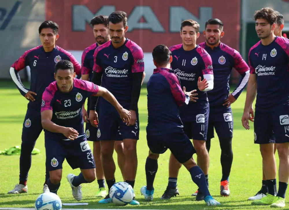 Elementos de Chivas durante un entrenamiento