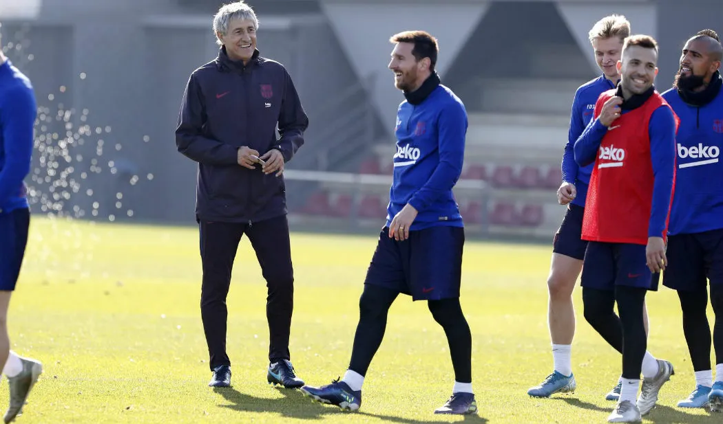 Quique Setién durante un entrenamiento del Barcelona