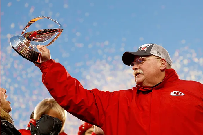AP Reid levanta el trofeo Lamar Hunt