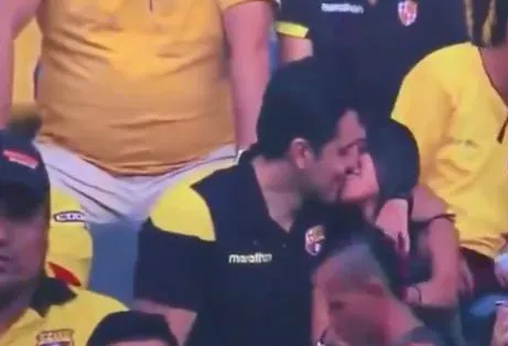 El par de 'tórtolos' en las gradas del Monumental Isidro Romero Carbo