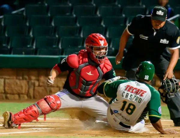 Leandro Castro en acción con los Cañeros de Los Mochis