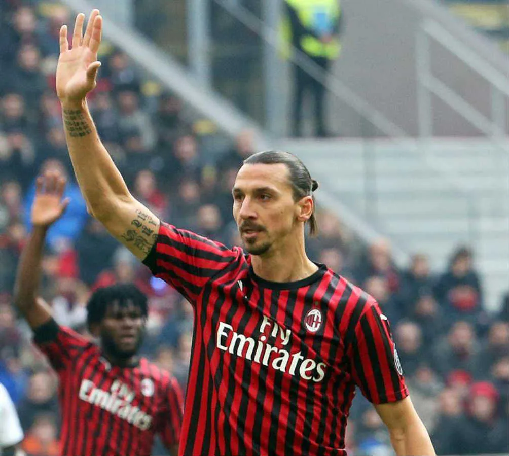 Zlatan Ibrahimovic saluda a la afición Rossoneri