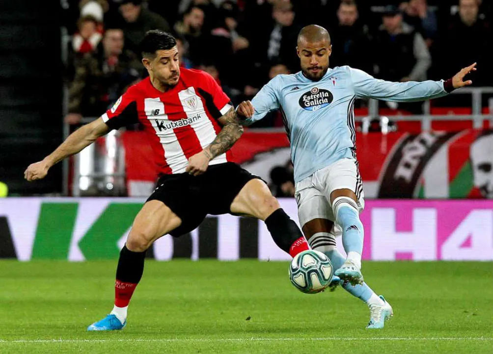 Yuri Berchiche y Alcantara pelan por un balon