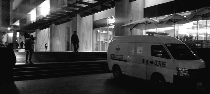 TWITTER @alejandrotv40 Camioneta de la PGJ, afuera del edificio de Ejército Nacional