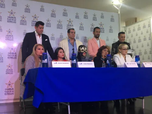 Reina Dorada, Lady Apache y las demás personas del evento