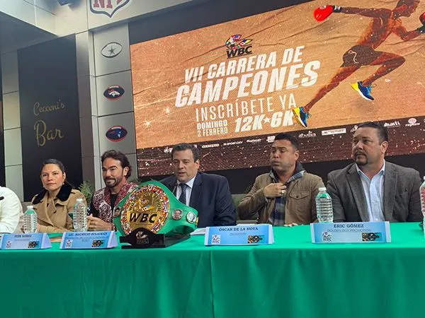 Oscar de la Hoya durante la conferencia