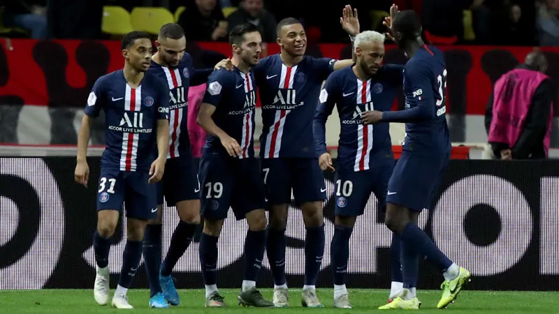 Jugadores celebran una anotación con Mbappé