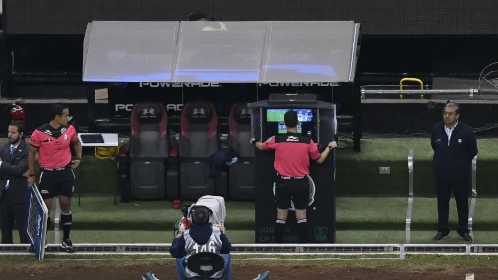 Árbitro revisando el VAR en partido