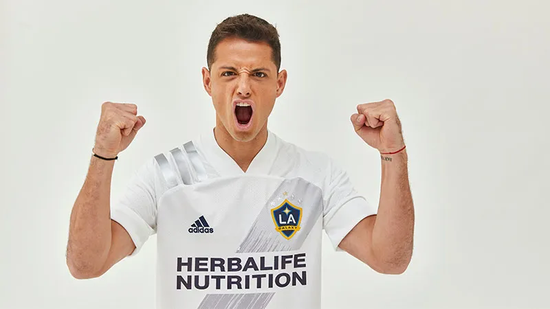 Javier Hernández luce los colores del Galaxy