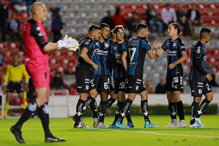 Gallos festeja ante Bravos