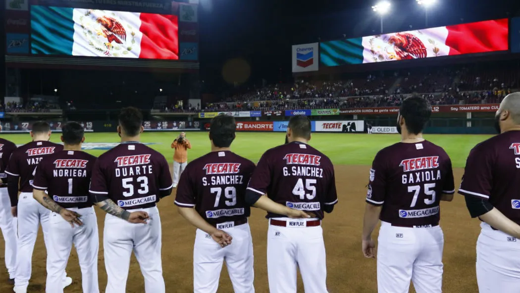 Jugadores de Tomateros previo al primer partido de la Final de la LMP