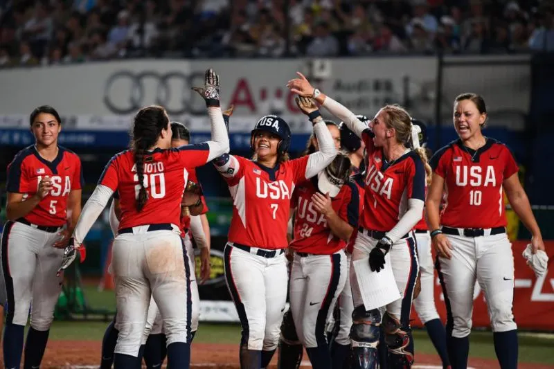 Jugadoras de Estados Unidos festejan la victoria