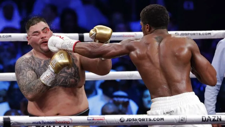 AP Andy Ruiz es impactado por un golpe de Anthony Joshua