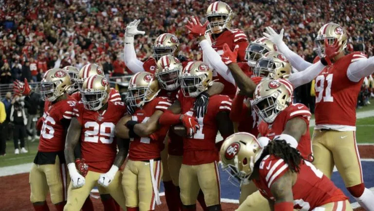 AP San Francisco 49ers celebrando una anotación ante Chiefs