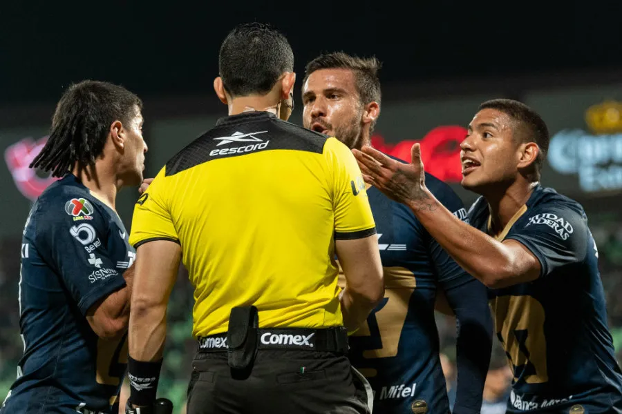 MEXSPORT Jugadores de Universidad le reclaman al juez central
