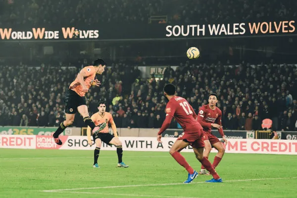 Jiménez se suspende en el aire para rematar y anotar ante Liverpool