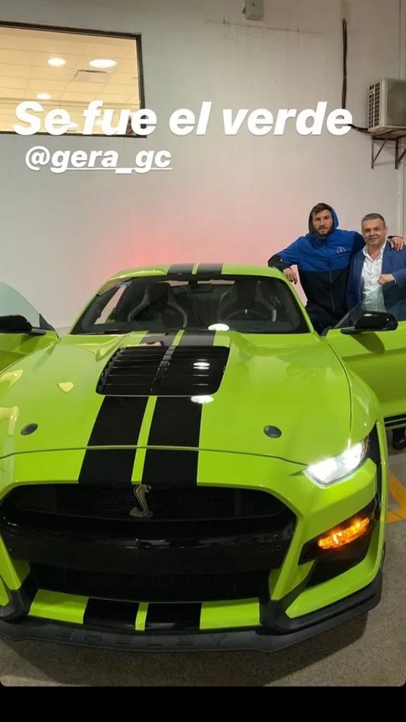 INSTAGRAM@10APG Gignac posa con su nuevo auto