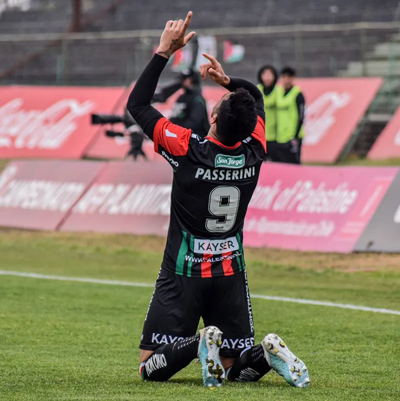 TWITTER @CDPalestinoSADP El delantero argentino celebra un gol con Palestino