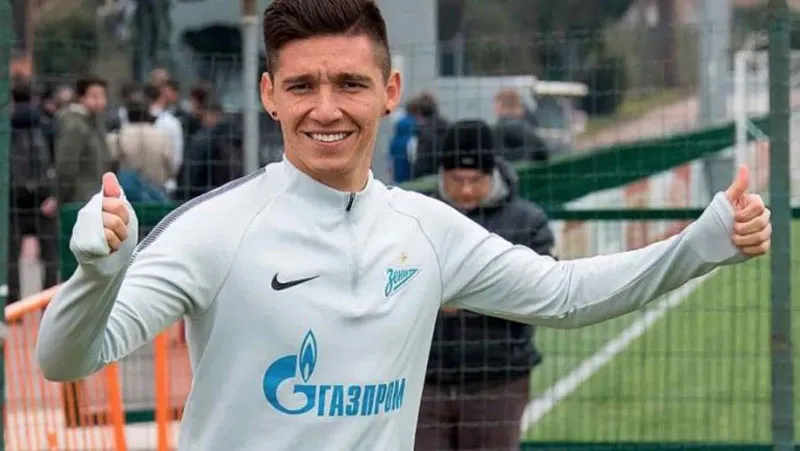 Matías Kranevitter posa con la playera del Zenit