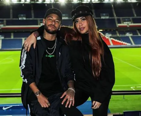 Rafaella con Neymar en estadio