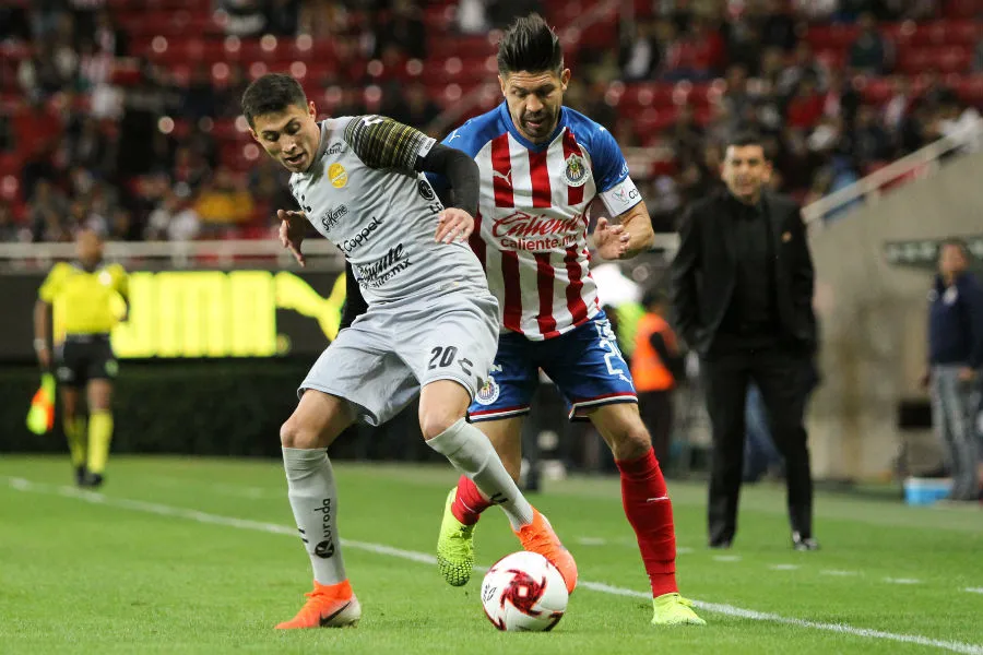 El 'Cepillo' pelea el balón en duelo ante Dorados