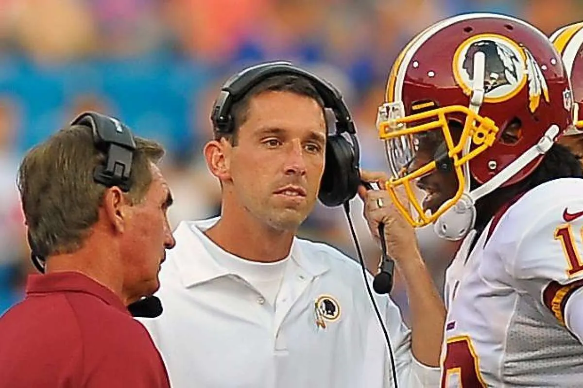 AP Mike Shanahan y Kyle Shanahan, durante un juego de los Redskins