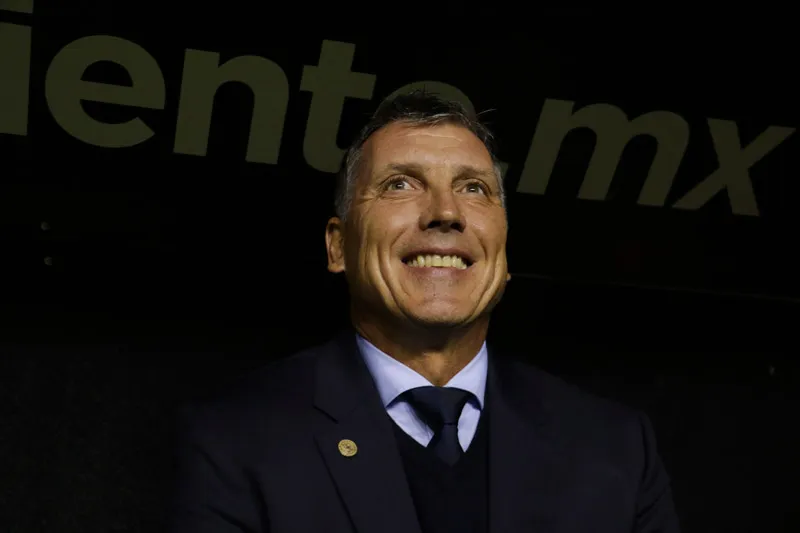 Robert Dante Siboldi sonríe en un partido de Cruz Azul