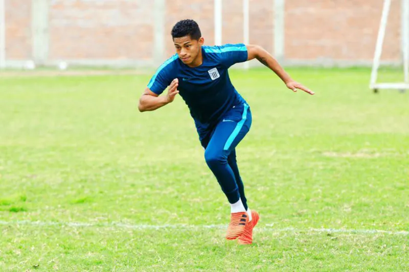 TWITTER @KevinQuevedoM El delantero, en entrenamiento con el conjunto peruano