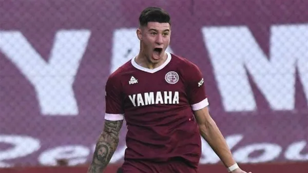 Lautaro Valenti en acción con Lanús