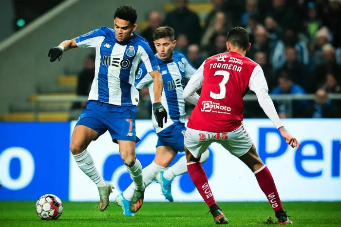 Diaz, pelea el balón en el partido