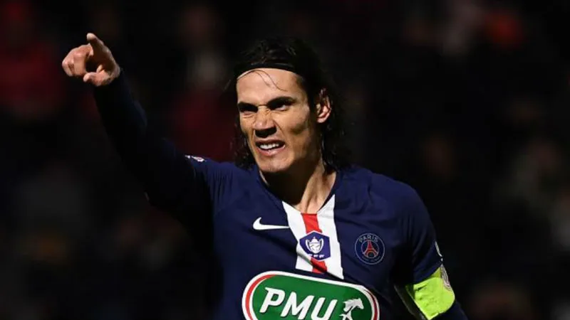 Cavani durante un juego con el PSG