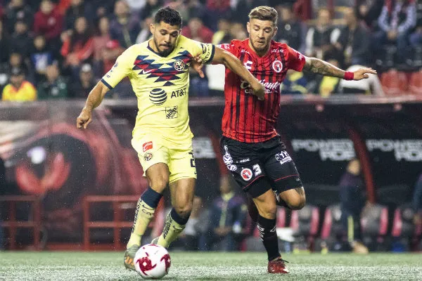 Henry Martín, delantero del América, en acción ante Xolos