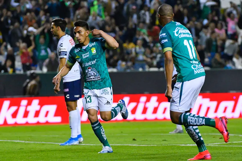 Ángel Mena celebra tras marcar gol a los Tuzos
