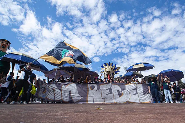 Los barristas presumen sus mantas en la explanada del Olímpico