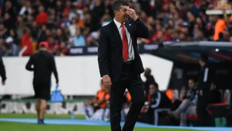 Chepo de la Torre se molesta en duelo de Toluca