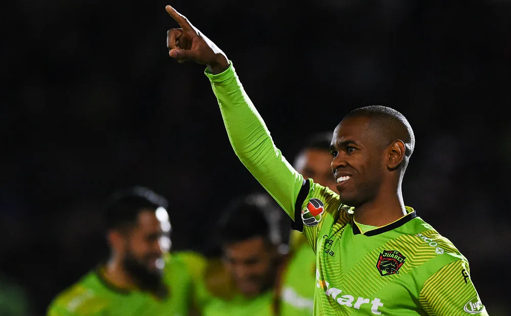 Diego Rolan celebrando un gol con Juárez