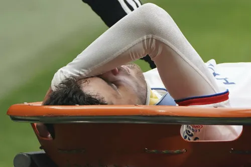 El jugador del Lyon es retirado por el cuerpo médico