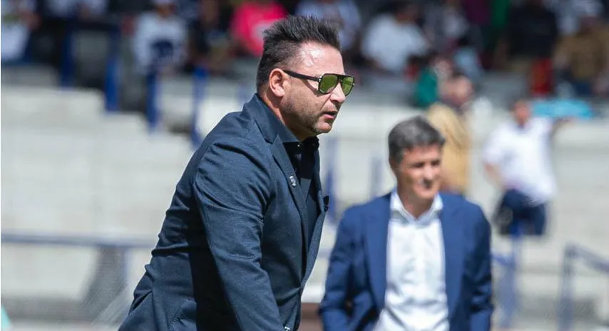 MIGUEL PONTÓN Mohamed y Míchel, durante el partido