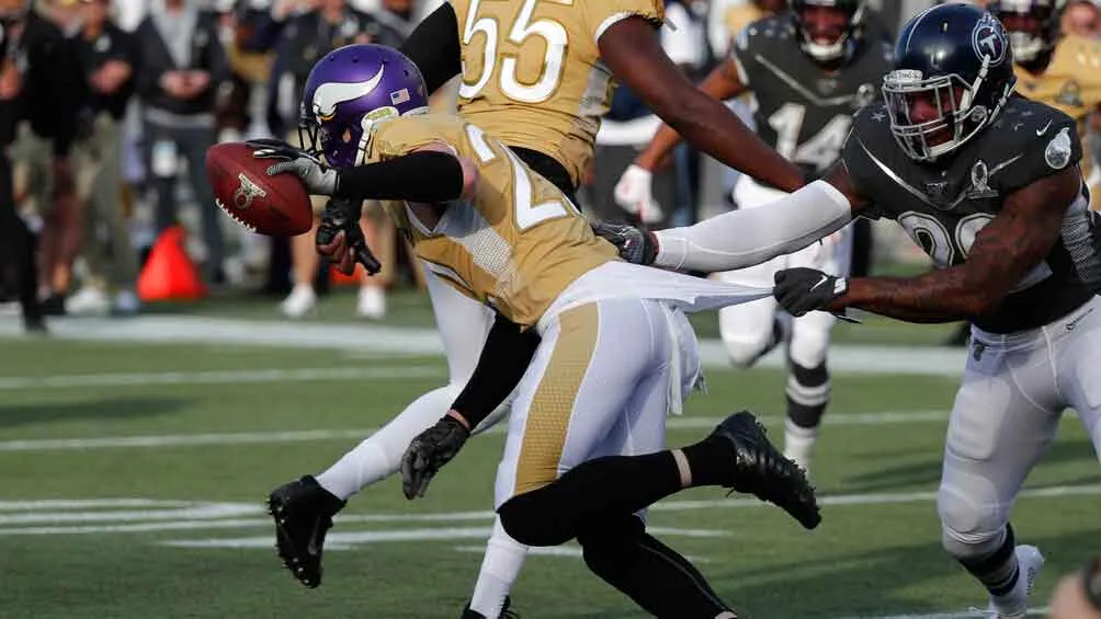 AP Harrison Smith intenta huir de Derrick Henry