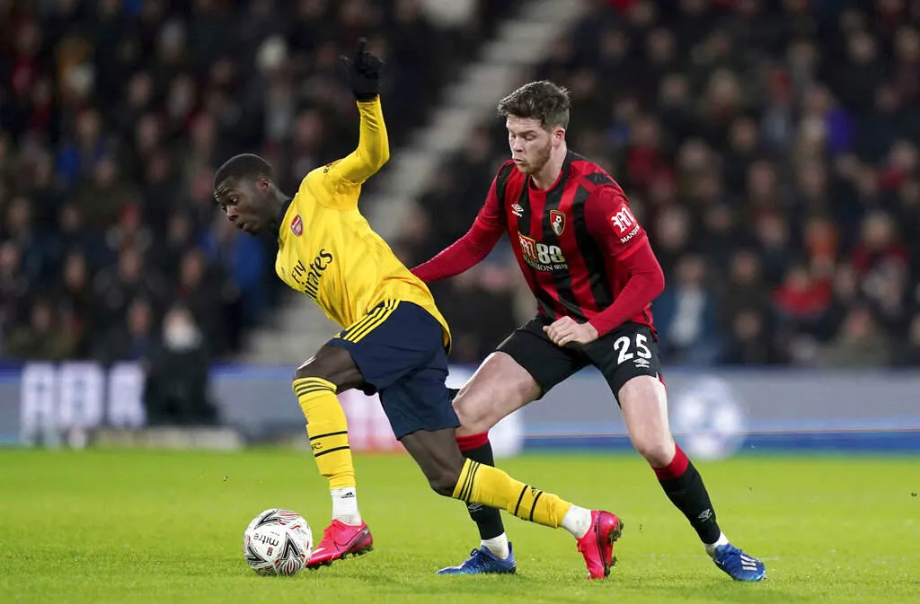 AP Eddie Nketiah conduce la redonda contra su rival