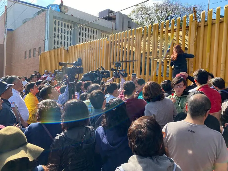 TWITTER: @MRELDIABLO8 Prepa 9 en riña con alumnos