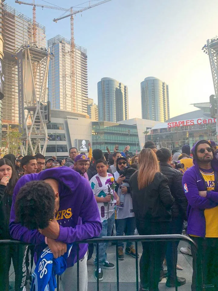 Quin Cook llorando afuera del Staples Center