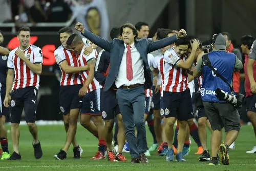 Matías Almeyda y las Chivas celebran un título