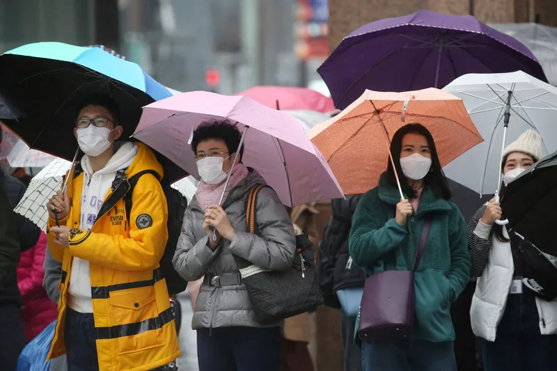 AP Gente se cubre la boca y nariz para evitar algún contagió